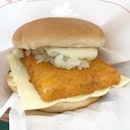 Love it when you get piping hot, fluffy buns in Mos Burger for their lovely #fishburger.