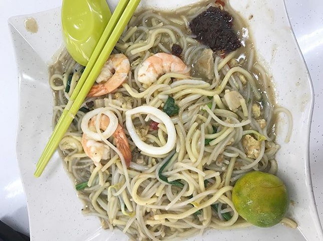 One of the best Hokkien Mee I have ever eaten tucked away inconspicuously in Holland Close.