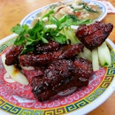 Pork ribs 排骨王 taste pretty average , seafood hor fun (background) have the smokiness taste but lacking in flavour.