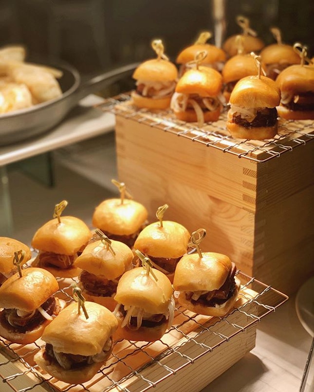 What I want for breakfast are these Turkey Mantou Sliders from @goodwoodparkhotelsg festive takeaways!