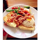 Good mornin'!⛅️ Time to get a lil' healthy😋 #bakedbeans#toast#brunch#veggies#sunnysideup#eggs#saturday#weekends❤️