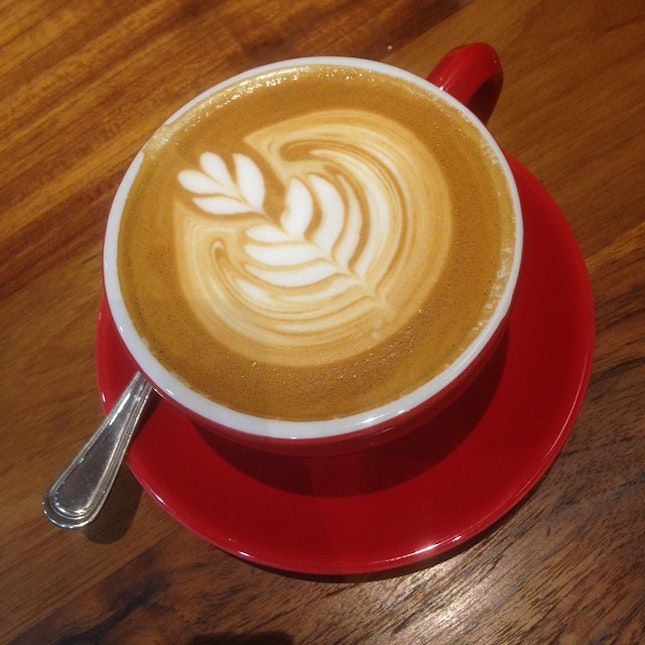 等？一个人.咖啡 #lonely #coffee #flatwhite #saturday #chill #cafehopping #cafehunt #cafehoppingsg #cafe #threecupscoffee