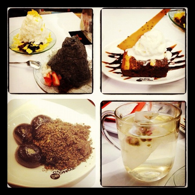 Dessert time with @jessjessicha :) #dessert #sweet #sesame #brownies #rose #tea #durian #ice #sesame #ice #yummy #fruits