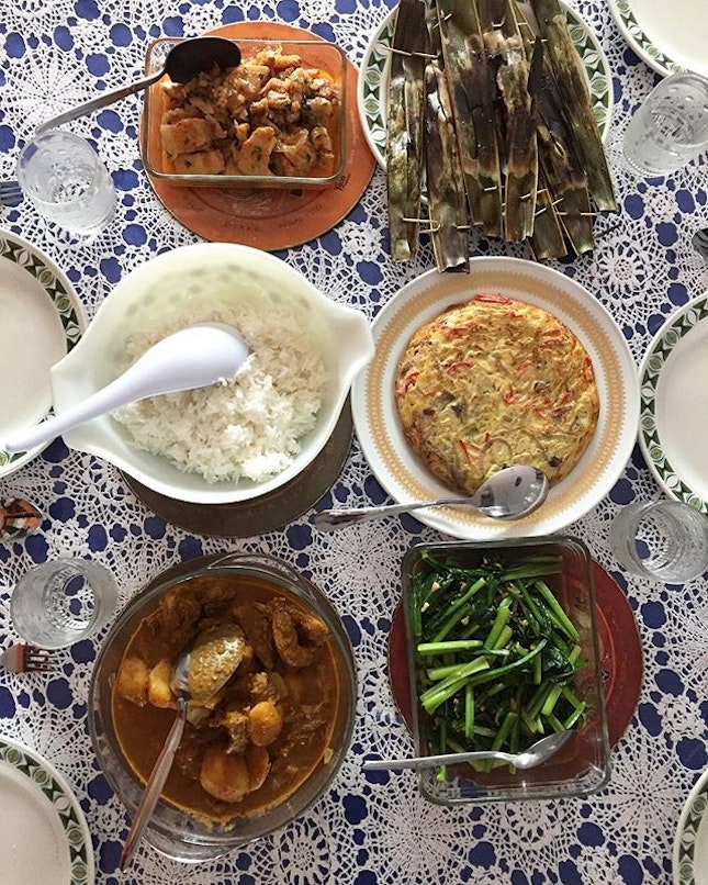 #sixthsenseprsundaylunch is about LOs (LeftOvers) of otak and chicken curry; and yummies of onion and Chilli omelette, pork belly bulgogi and stir-fried chye sim.