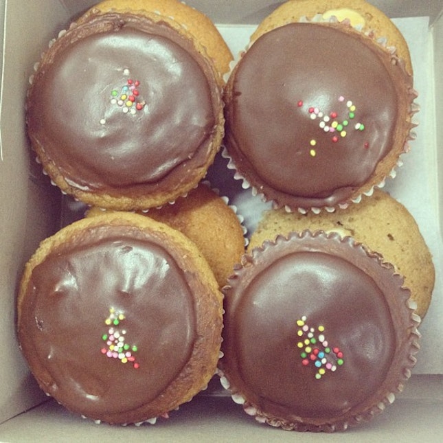Cupcake love from @yvonnexpy 爱死你！#cupcakes #chocolate #food #foodpics #foodforfoodies #igsg #igfoodies #snacks #instafood