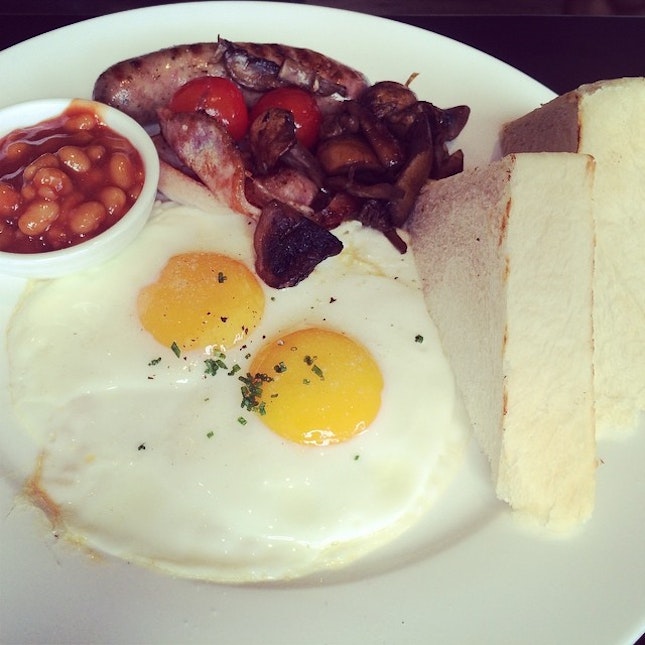 #brunch #english #breakfast #sausage #bacon #sunnysideup #eggs #baked #tomato #beans #mushroom #toast #bread