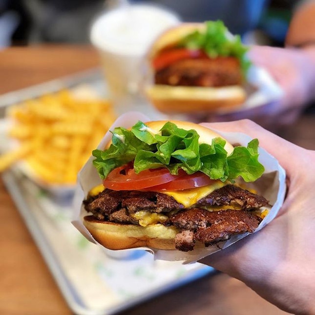 Saw that there was a @shakeshack outlet at Dongdaemun and we just couldn’t resist trying their burger as we could already foresee very long queues when they open at Jewel Changi.