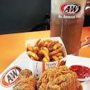 A & W after 21 years, the last I had was a clementi central when i was 7 years old 😌

#whati8today #burpple #8dayseat #anw #allamericanfood #curlyfries #rootbeerfloat #spicy #spicychicken #batam #nagoyahills