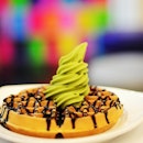 Excellent service accompanying Matcha Froyo with waffles drizzled in dark chocolate sauce.