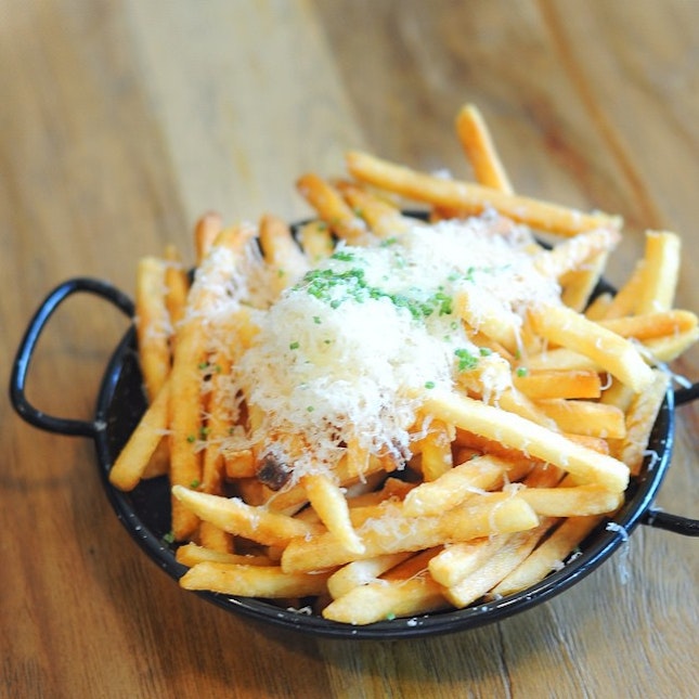 Truffle fries with gold flakes and truffle.
