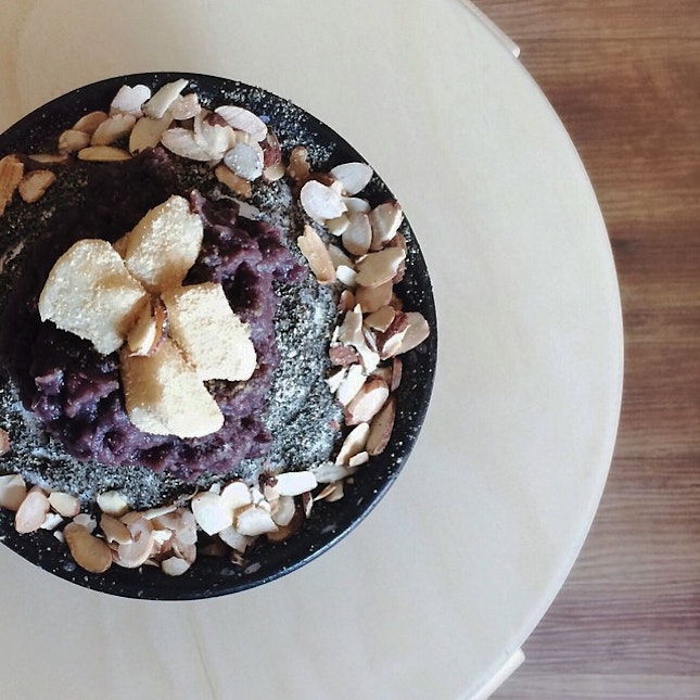 Black Sesame Bingsu •SGD 18.90•
*******************************************************
Still my favorite bingsu place because of their amazingly soft and fluffy shaved snow, and it does not melt as quickly as expected.