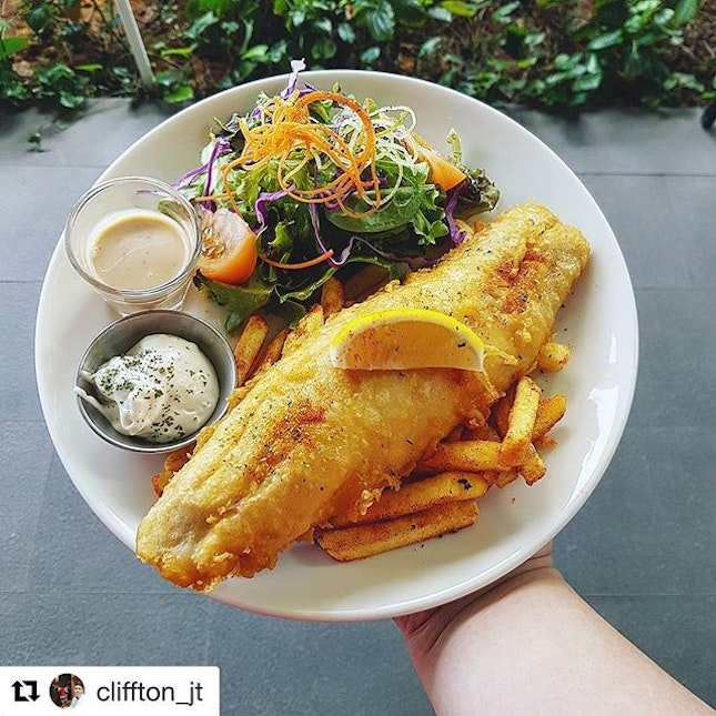 #Repost @cliffton_jt with @repostapp
・・・
🐟🍟🐟🍟🐟🍟🐟🍟🐟🍟
🌊
🌊
🍴GIVEAWAY ALERT!!!!!🍴
🌊
CAROL MEL'S  CLASSIC FISH AND CHIPS
🌊
A whole Fillet of Barramundi deep fried to perfection
🌊
The batter of the fish is light and crispy while the process help to retain the juiciness of the Fish
🌊
Generous portion as a whole to make my tummy happy without burning a 🕳 in my pocket.