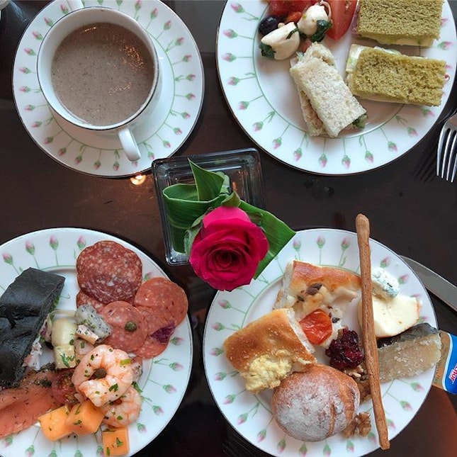 Weekday high tea is veritably a luxury for salaried folks so I had to make the most out of it by going to one with the longest sitting I know- the weekday high tea at The Rose Veranda runs from 11.30am to 5pm and features a great selection of buffet items.