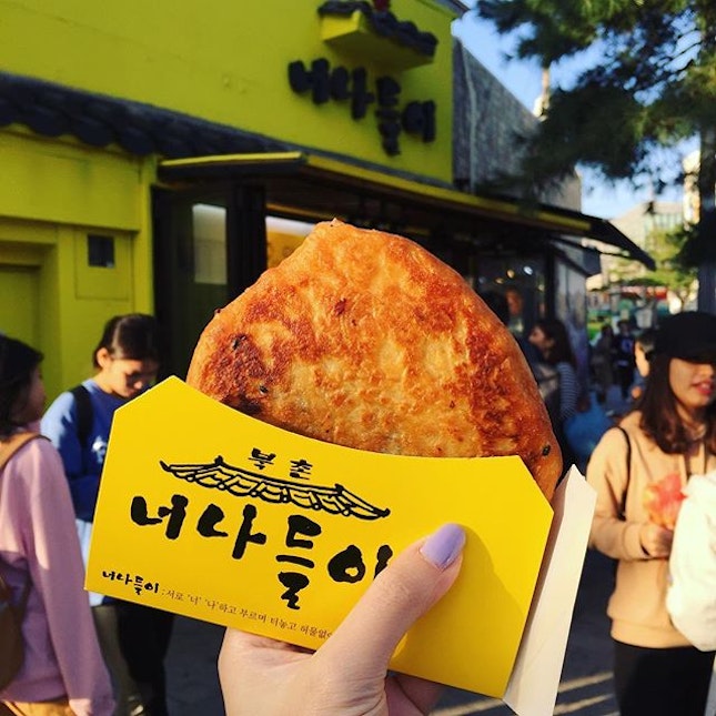 Missing this hotteok and cool weather 🤔 hotteok is a thin chewy pancake filled with brown sugar syrup 😍😍