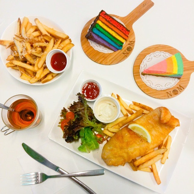Finally, checked in to NOM with @ruiyinggoh #elgenahearts #noothermeaning #nombistroandbakery #sgbloggers #sgfoodblogs #rainbowcake #rainbowcheesecake  #foodoftheday