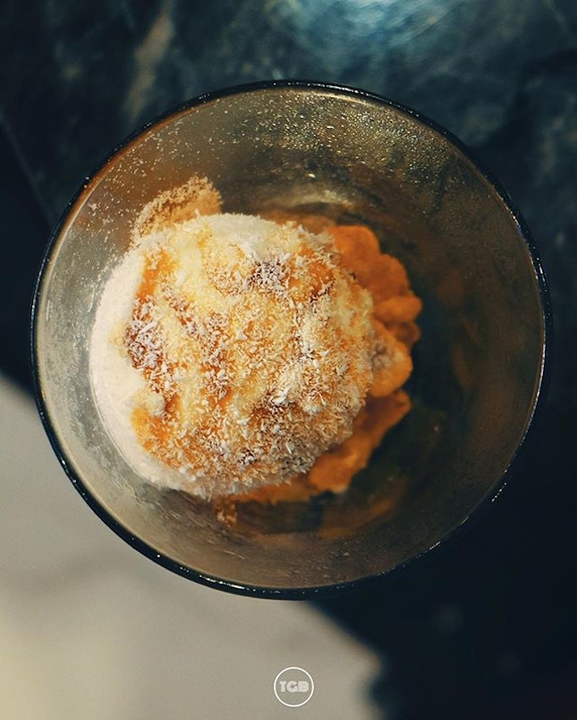 [Soi Thai Soi Nice]
•
Coconut Ice Cream, doesn't this look like snow flakes on ice?
