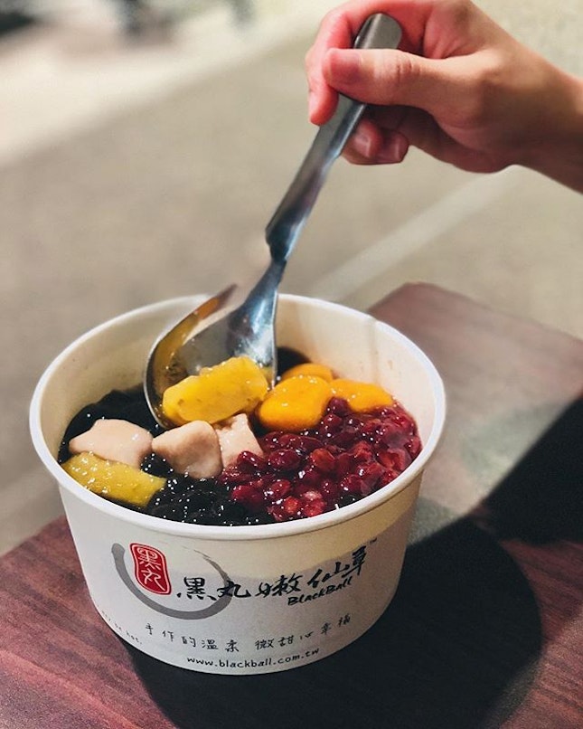 Dessert of the day is cold Blackball Signature ($6.5) 🤤🤤🤤 It’s been 3 years since the last time I had this 😱This bowl contains of grass jelly, taro balls, sweet potato balls, yam, red beans, pearls and milk(creamer)!