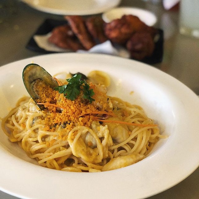 seafood salted egg pasta with their must hav... (423/529)