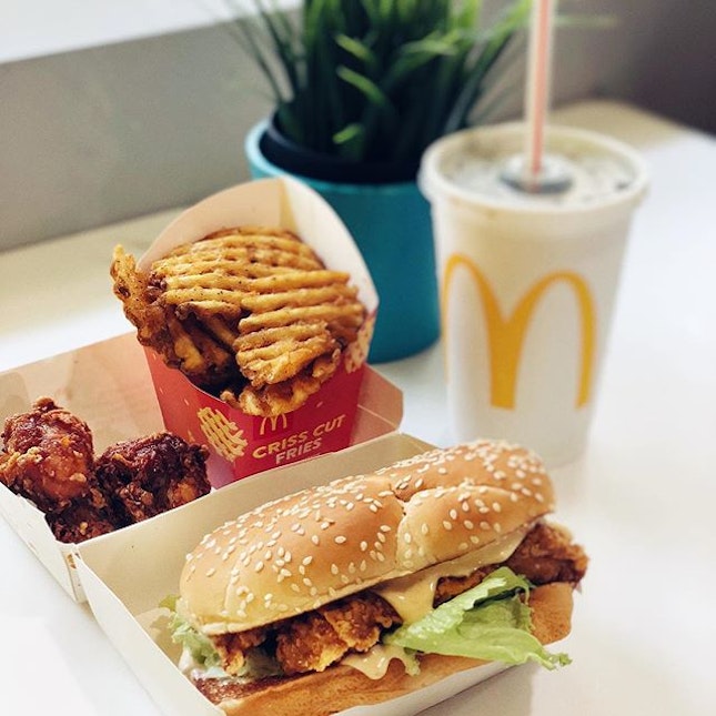 Couldn’t resist getting my hands on the #nationaldaycelebration items
Today is @mcdsg turn, their Ha Ha Cheong Gai Feast
I rather like the ha cheong taste in this burger and the tender chicken patty.