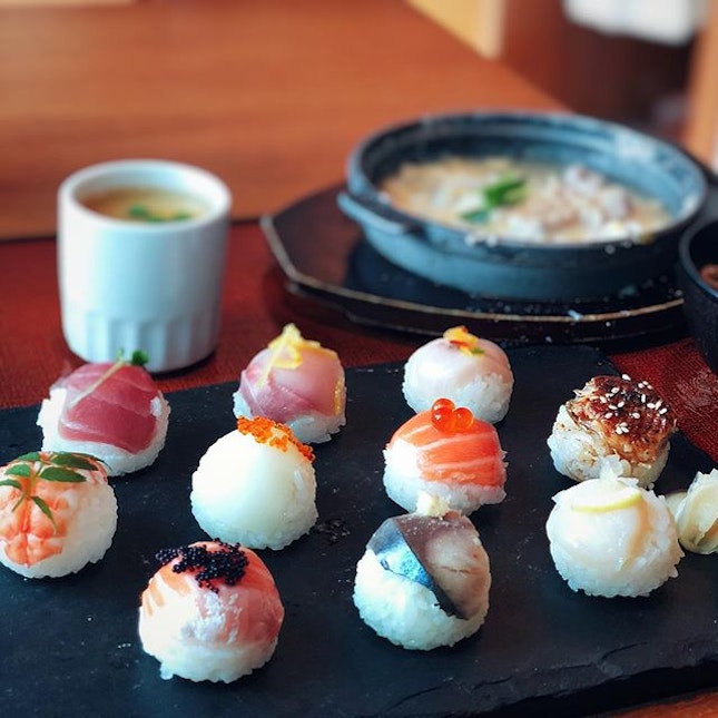 Satisfying my sushi cravings with these balls of cuties @sunwithmoonsg
| Temari Sushi set |
.