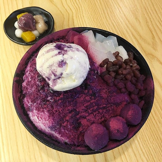 Purple Sweet Potato Milky Snow Mountain

The snow ice came sprinkled in yam powder and topped with nata de coco, red beans, purple sweet potato balls and vanilla ice cream, all of which mixes very well in terms of taste!