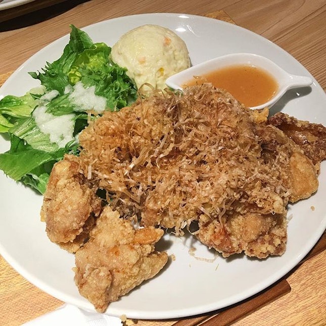 Rang Mang Shokudo: Katsuo Ume Karaage Plate

The pieces of buttermilk-fried chicken comes topped with dried bonito flakes (katsuo) that gives an umami taste to the crispy and juicy chicken.
