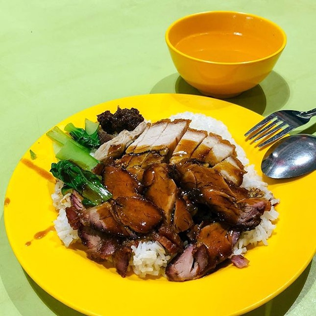 Char Siew Roasted Pork Rice from Old Tiong Bahru Roast Specialist 老中峇鲁烧腊专卖店

The rice comes with plenty of char siew and roasted pork which were delightful to have, vegetables and topped with gravy!