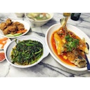 Last night's #dinner of Seafood #Soup 🍲, Prawn Paste #Chicken 🍗, Sambal Kangkong and Sweet & Sour #Fish 🐟 I love zichar so much!