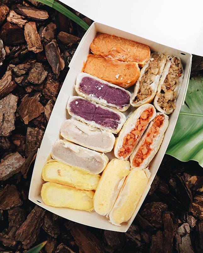 tried the taro, thai milk tea, and tokyo banana pies from @aprilbakerysg some time ago and guess who fell in love 😍 they recently launched new savoury flavours - vegetarian bbq pork and shiitake mushroom pies which are good for your mid-day snacking!