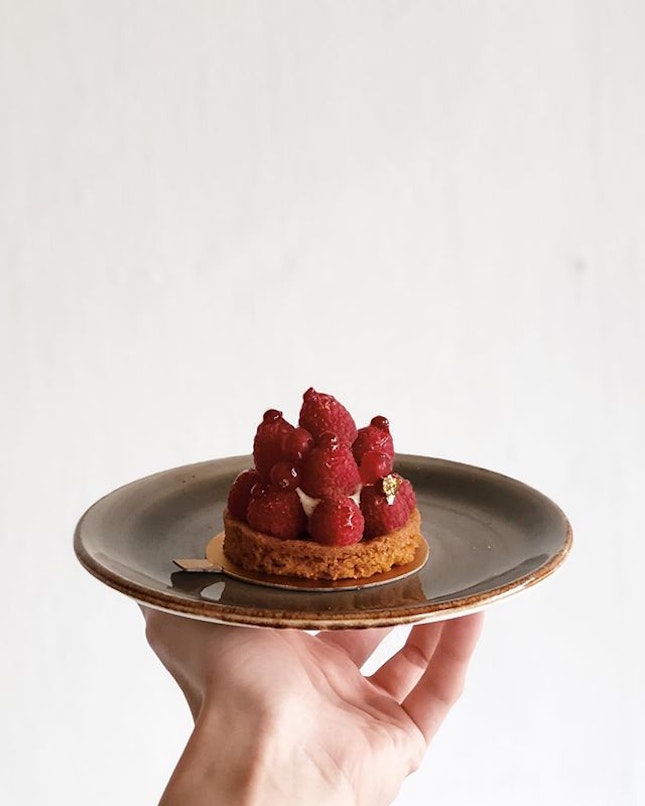 merah saga tart - currants and raspberries, all held together with vanilla cream on a crusty base.