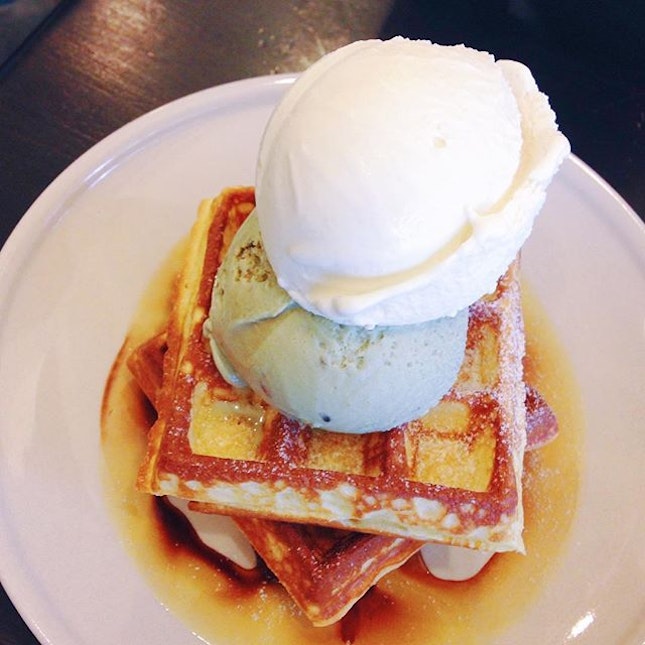 Waffles with Pistachio & Earl Grey Ice Cream ($8.50 + $2.50 for the extra scoop) 🍦.