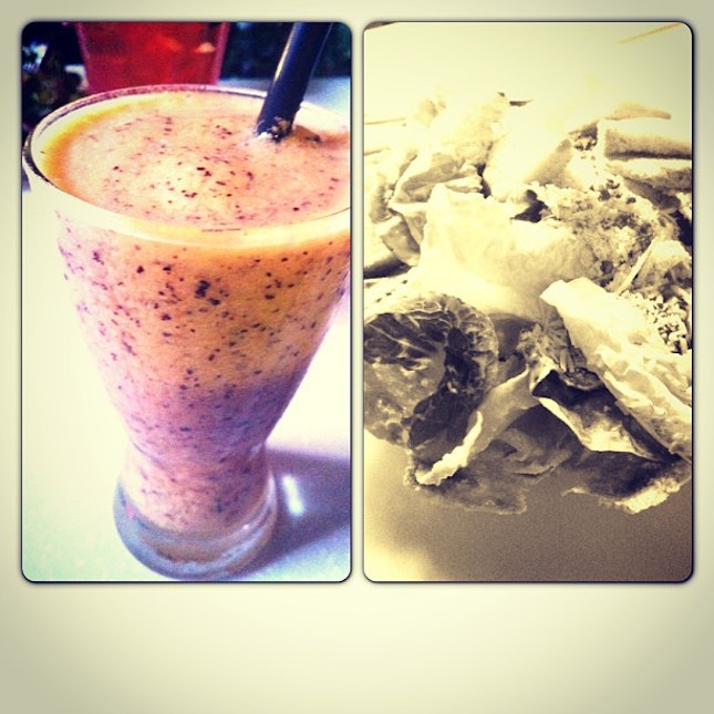 @faizzmeras choice of indulgence; Caesar Salad & the iced blended passionfruit smoothie.