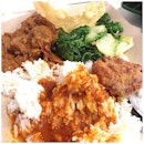 Beef rendang, veggies, bagedel & rice topped with Assam curry gravy!