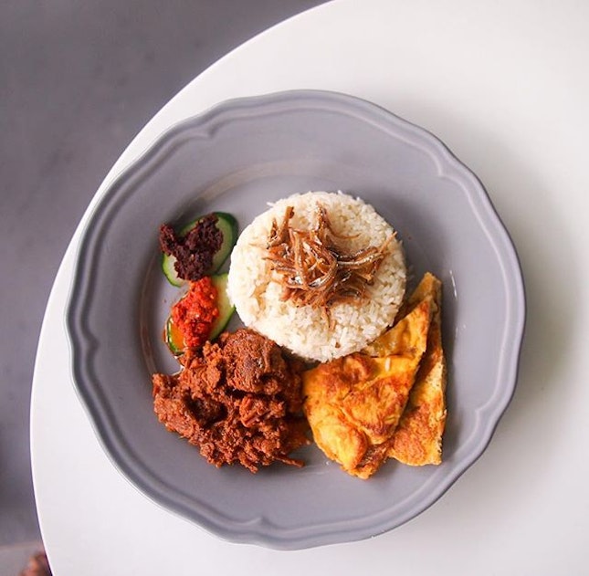 With 10 ingredients in the rice alone, @chefshentan Signature Nasi Lemak stood out among many other dishes offerred at @revolutioncoffeesg.