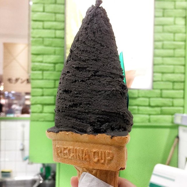 Missed the famed matcha soft serve pop-up again this year *sighpie* but this black sesame from the Hokkaido Ice Cream nearby made up for it!