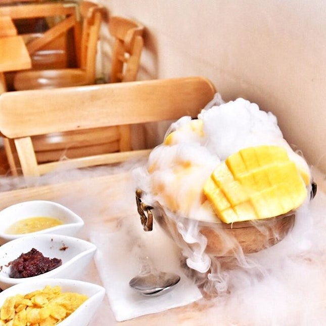 BKK 🚇 Ekkamai E7
Most popular flavour in their cafe, Canary Mango 340B (S$13.60), is a hot pot filled with unsweetened milk shave ice topped with massive chunks of sliced sweet mangoes!