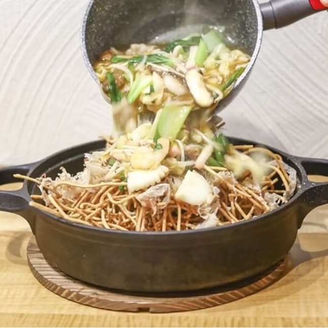 Deep-Fried Soba with Sizzling Seafood Spicy Sauce.