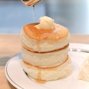 Probably the most famous fluffy pancakes from Osaka Japan, Gram Café & Pancakes has arrived in Bangkok right at the popular Siam Paragon (Can I say it is still my favourite mall in the world?) It is the OG of Japanese instagrammable wobbly pancakes.