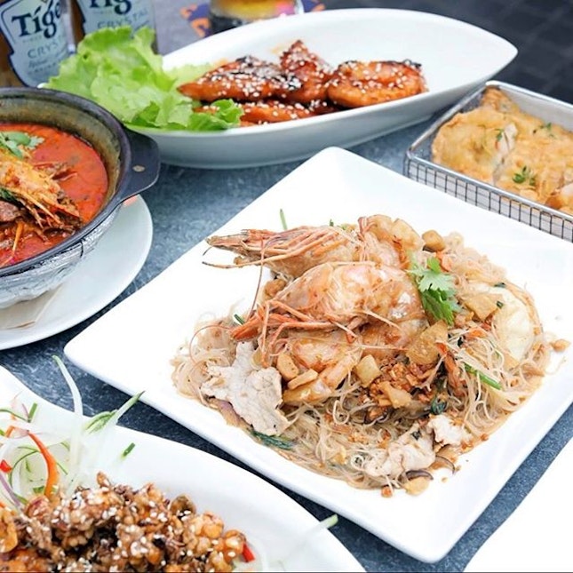 Hearty zi char dishes with Tiger Beer @tigerbeersg right next to Jewel Changi Airport’s Canopy Park?