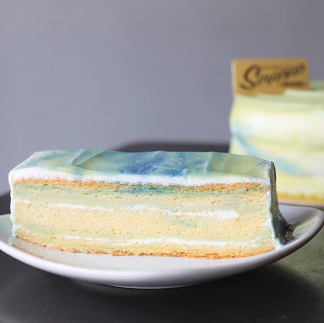 The beautiful blue tinge on the Pandan Kaya Cake from @sinpopobrand 
What I really like about this cake is that you get a bit of that fluffy chiffon and creamy nostalgic kaya coming together – a blend of two favourite cakes.