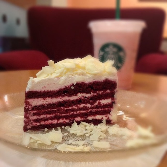 White chocolate red velvet cake and cotton candy frappucino 🎅 Hohoho, it's beginning to look a lot like christmas 🎄🎉 #saturdaynight #dessert #redvelvet #cake #cottoncandy #frappucino #raspberry #vanilla #whitechocolate #beverages #starbucks #instafood #cafe
