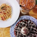 Aglio Olio, Red Velvet Waffle & Ice Toffee Nut Latte for our TGIF @meloverainbow4 😊😁🍝☕ #statelandcafe #Cafe #WAFFLE #TGIF