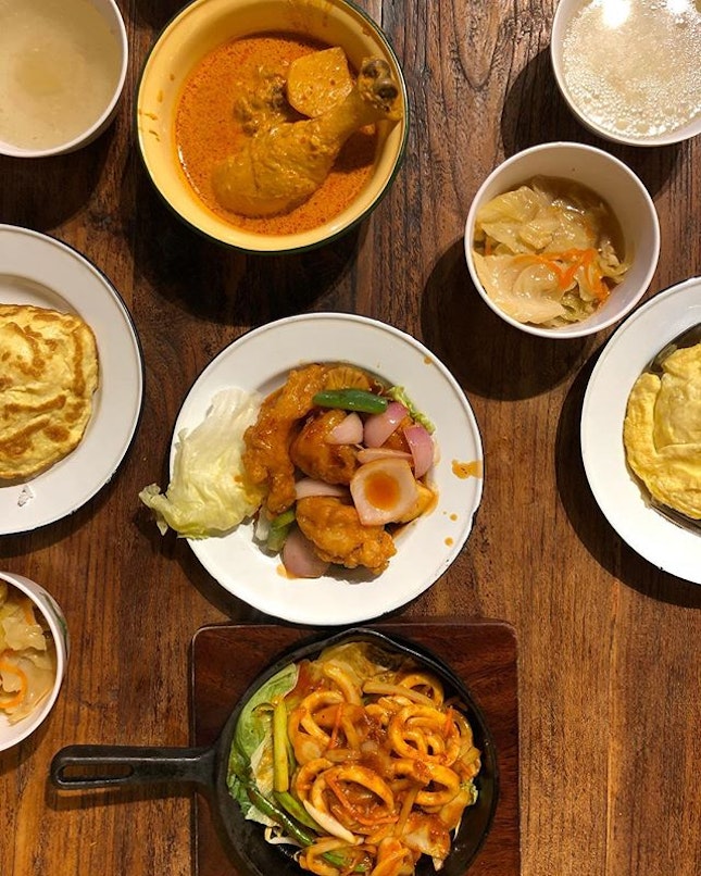 <🇩🇪> 哭泣有用的話，世界上早就被淚水淹沒了
<🇬🇧> If crying works, the world would be filled with tears
•
🥘: Chicken Curry - $7.00
🍲: Sweet Sour Fish - S$7.00
🍛: Spicy Squid - S$7.00
📍: @foodrepublicsg Vivocity, Singapore