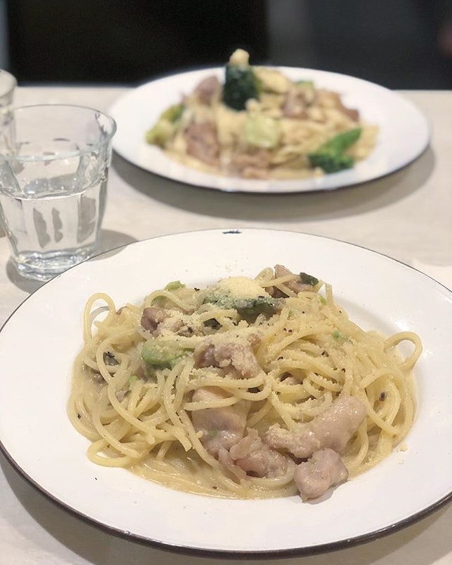 <🇫🇷> Quand il me prend dans ses bras,Il me parle tout bas,Je vois la vie en rose
<🇬🇧> When he takes me in his arms,and speaks to me softly,I see the world through rose-colored glasses
•
🍝: Chicken & Avocado Cream Sauce Pasta - S$13.80
📍: @pastariaabateitalian Singapore