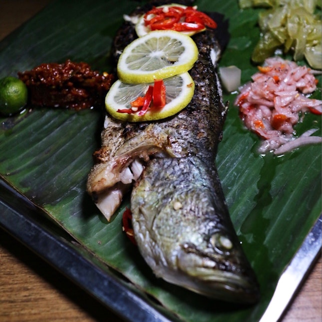 Where can you get fish that's fresh off from the kelong and still swimming in the tank before going to the grill?