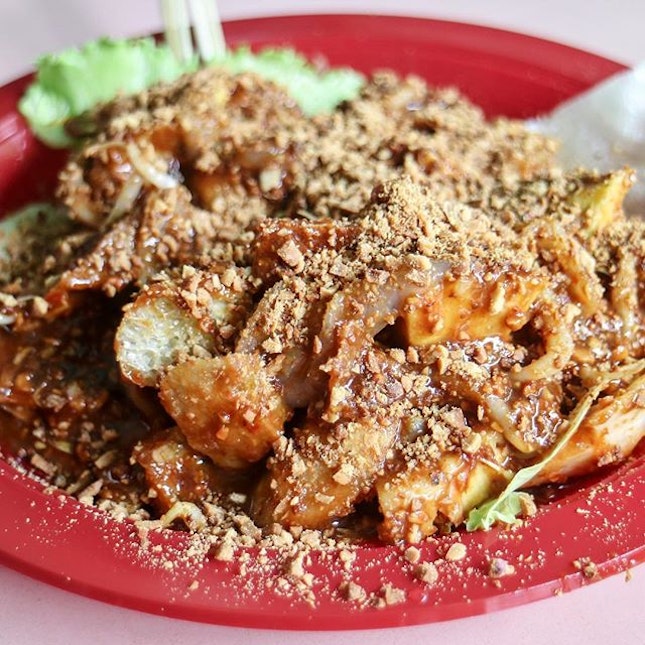 If there’s one dish that most locals would associate with Singapore, it would have to be the rojak due to our multi racial society.