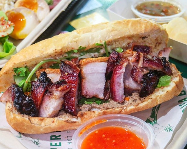 In conjunction of Singapore Food Festival 2018, both @parkbenchdeli and @roastparadise have collaborated for a one-day only popup and they created the Roast Meat Banh Mi ($18) and Roast Meat Combination ($20).