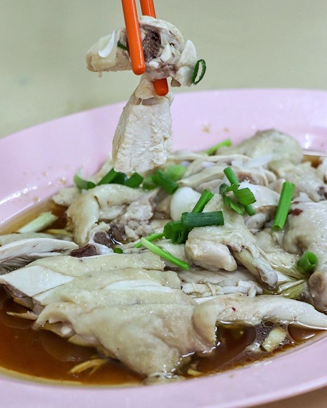 For bean sprouts chicken, this is the place that was highly recommended by our Grab driver (well, we can definitely trust them as they are constantly travelling around and will bound to find the best eats in town) over the other famous Lou Wang.