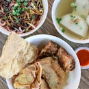 The famous yong tau foo at “Big Tree Foot” features an array of deep fried goodness which you can pick at the stall front before it goes into the fryer for another round of oil bath and then served.