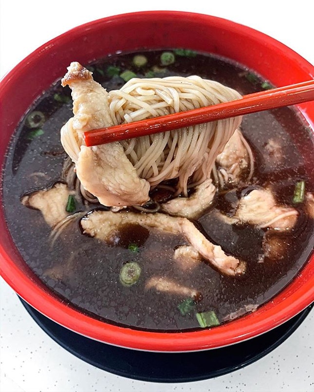 Famed for their mee sua in the black chicken herbal soup, this is one place that is a crowd favourite be it during lunchtime, dinner or supper.